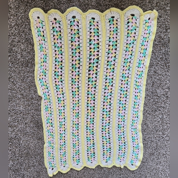 Vintage 1988 Crochet Baby Blanket 50 X 33 Unisex Colors Scalloped Edges Wrap - Picture 6 of 9